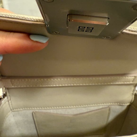 Givenchy - Picture 3 of 10